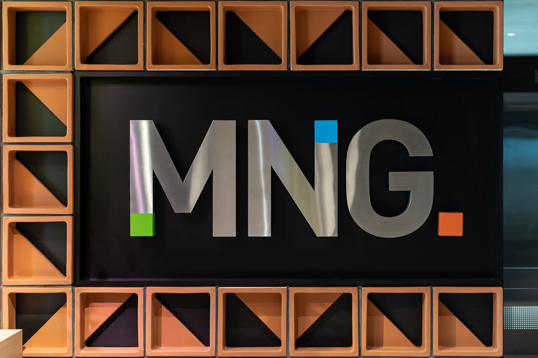 Dimensional fabricated letters